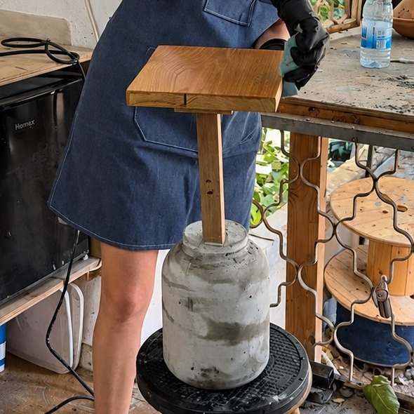 משתתפת מרכיבה את משטח העץ על בסיס הבטון